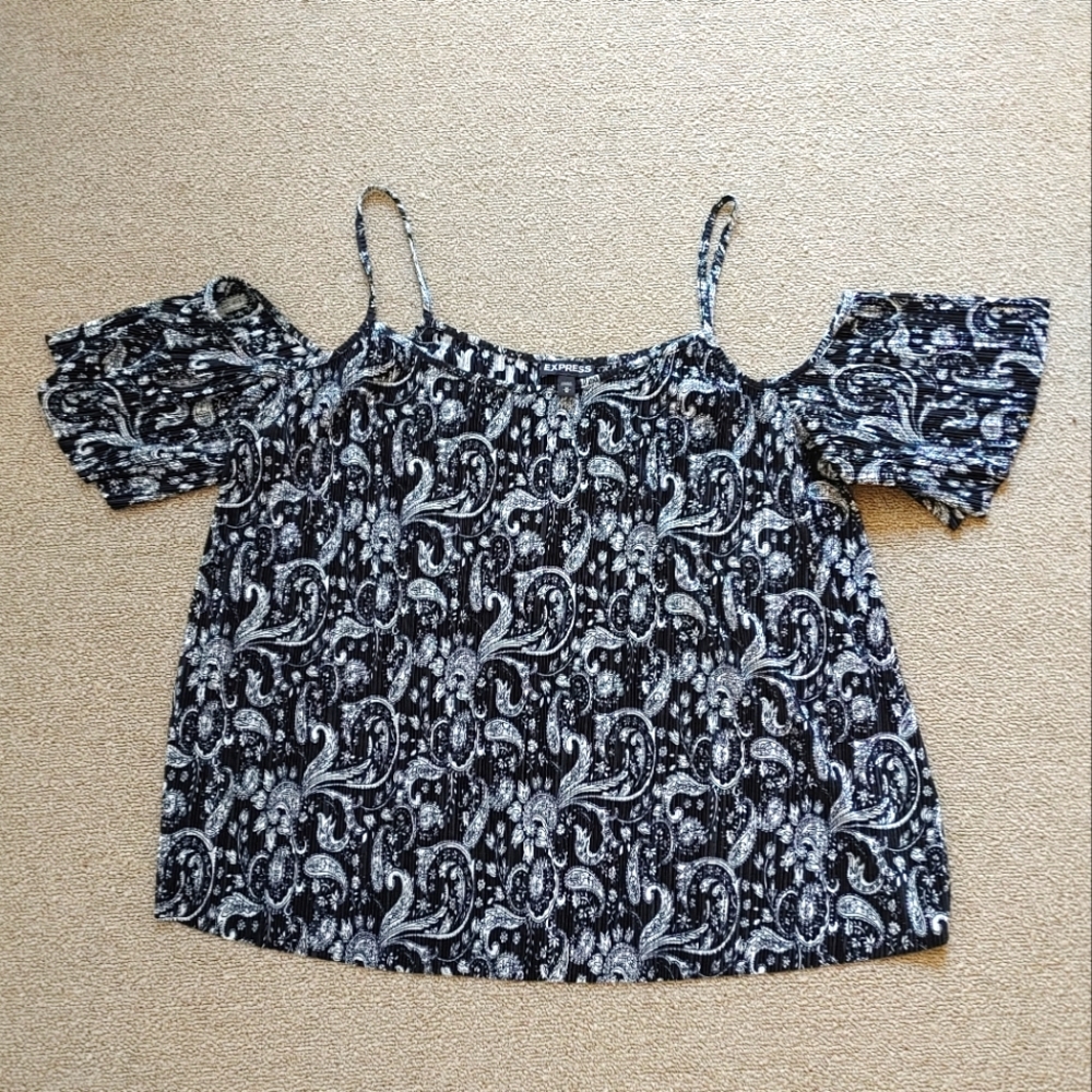 Express paisley print cold shoulder pleated top - Picture 2 of 7